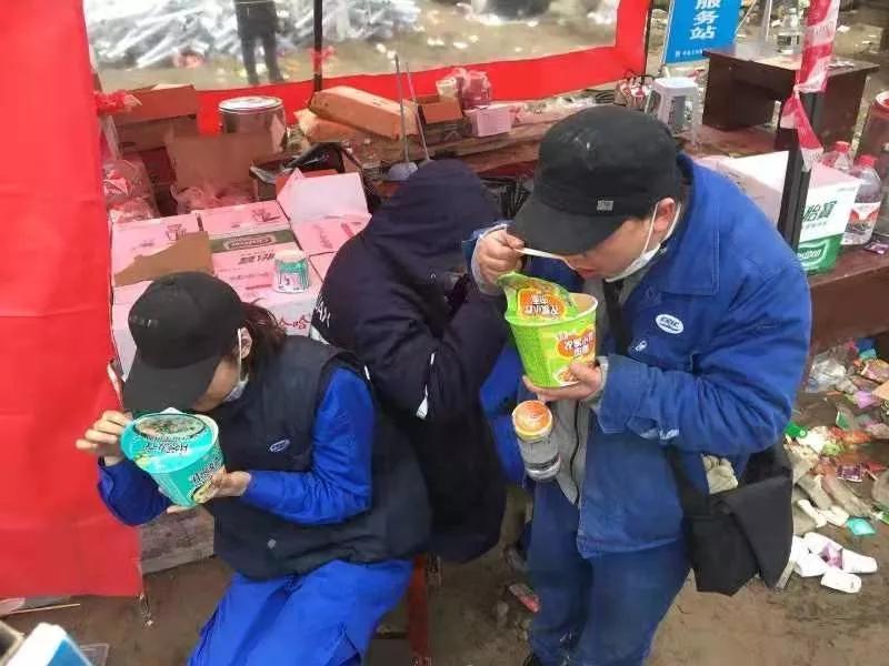 武船集团援建突击队员通宵作业后，2月2日晨在施工现场吃早餐